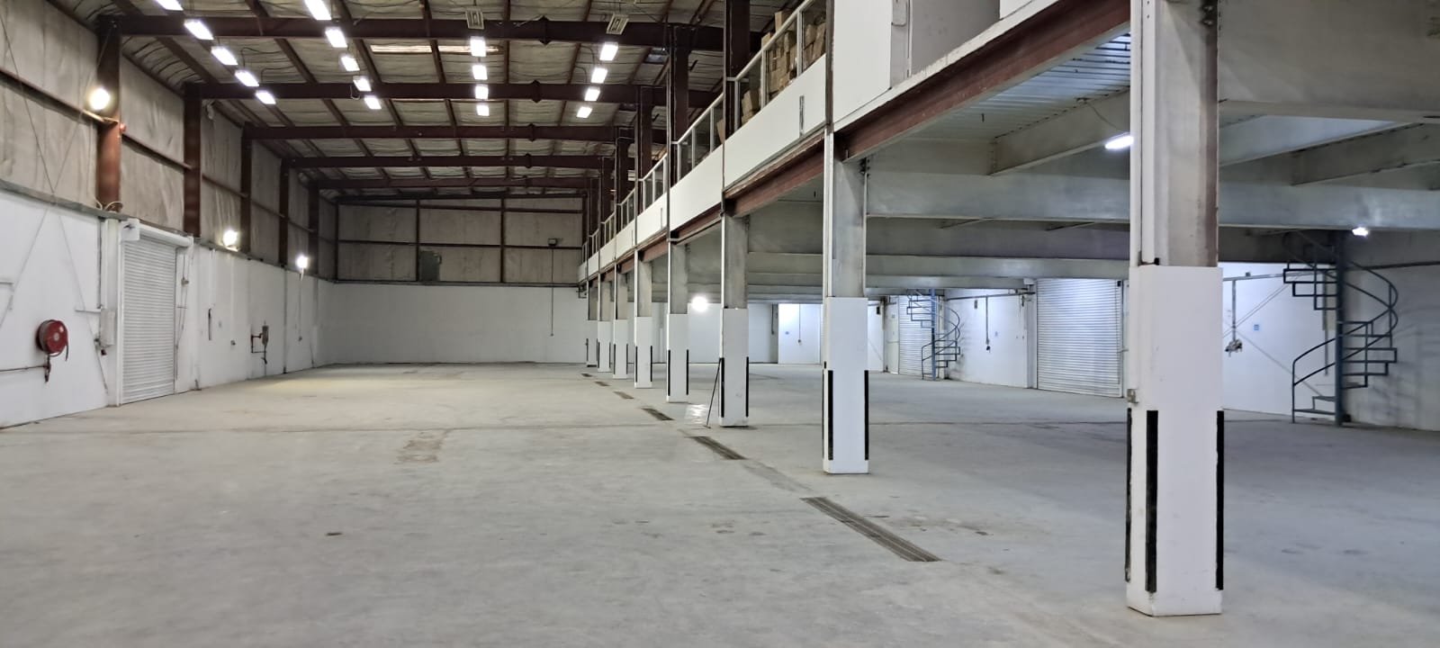 Warehouse with mezzanine office and 10 m ceiling